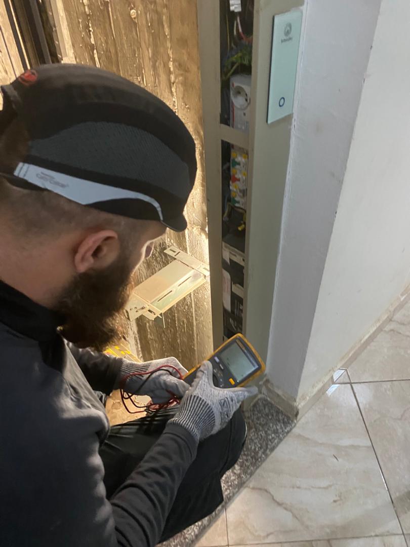 Technicien CM-Ascenseurs en intervention
