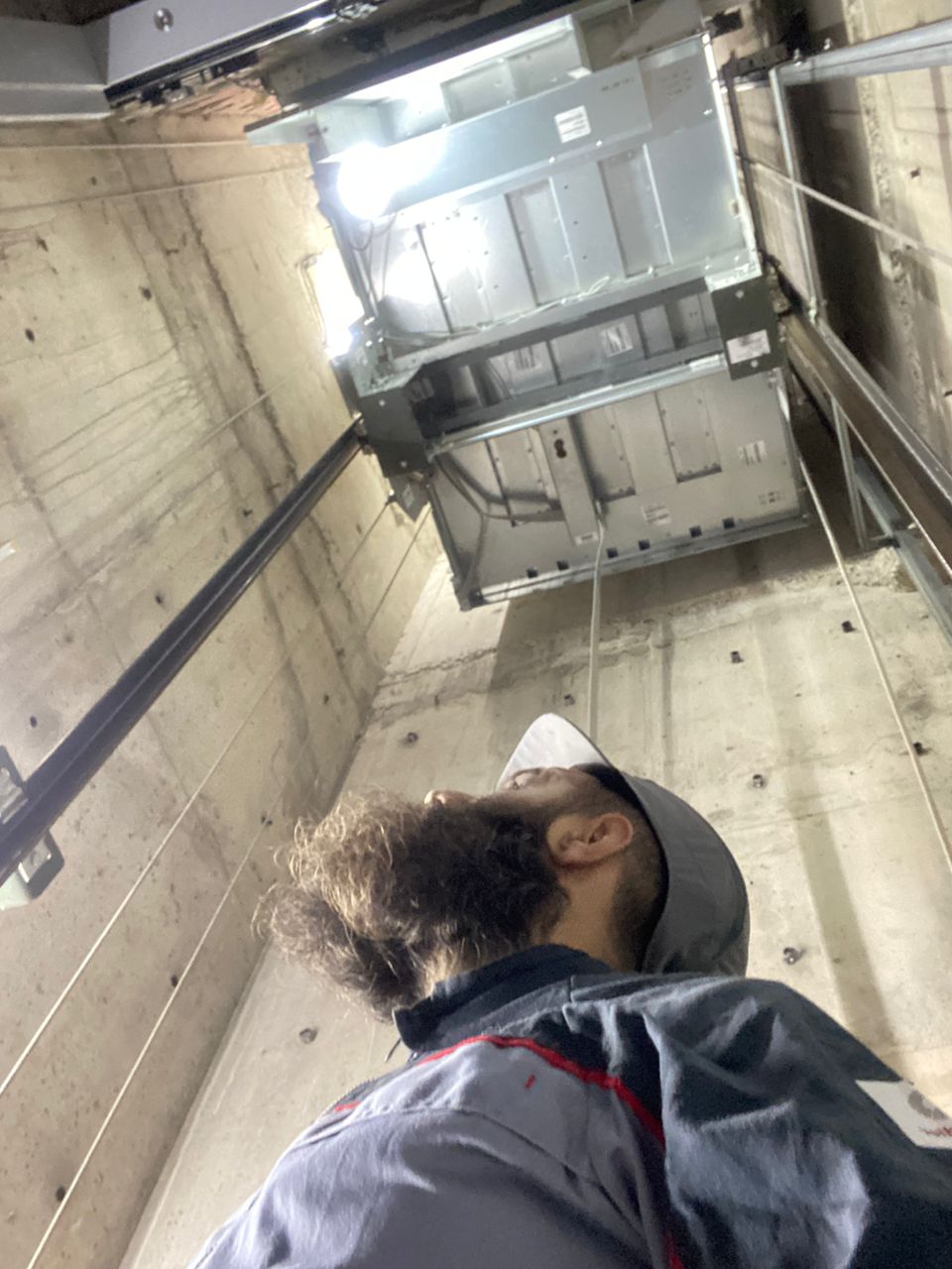 Inspection de cage d'ascenseur par un technicien CM-Ascenseurs