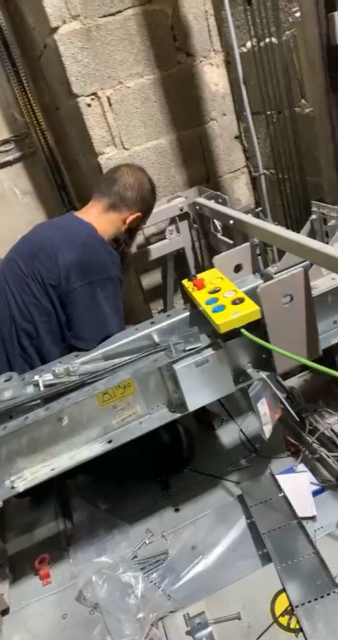 Technicien CM-Ascenseurs lors d'une installation à Oran